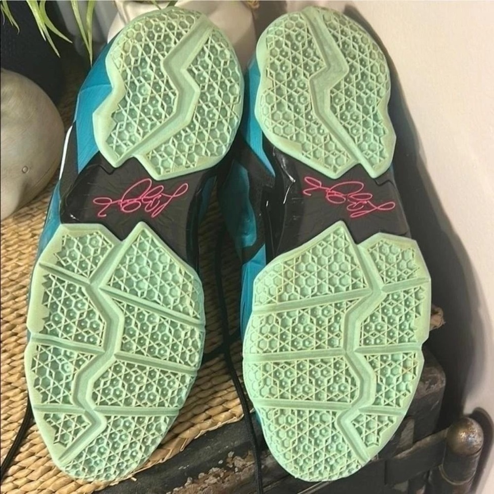 Nike‎ LeBron 11 Gamma Blue Black Pink Basketball Shoes 7Y Athleisure Streetwear - Picture 3 of 9
